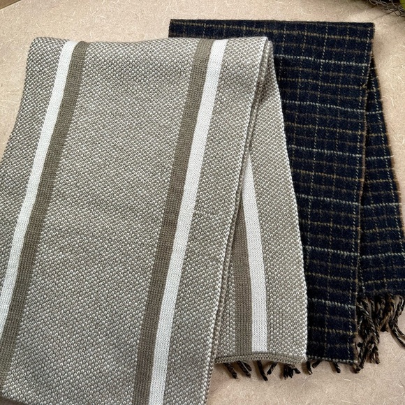 CHAPS & SAKKAS, NWT, WINTER SCARVES. - Picture 9 of 9